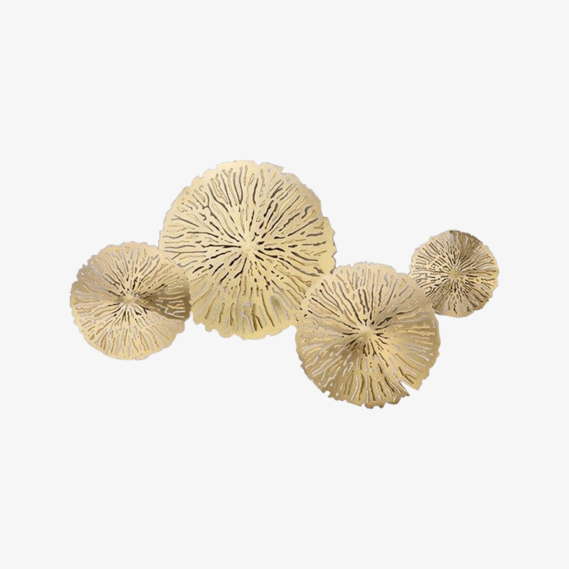 Vägglampa i borstad mässing med blomformad design och LED-belysning