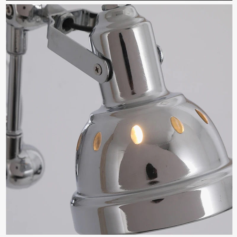 Industriell vägglampa i metall med justerbar arm och vintage-design