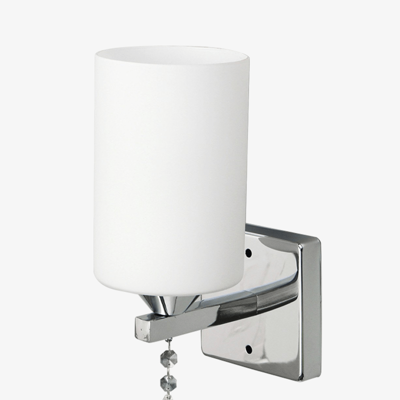 Modern vägglampa med tygskärm och kristalldetalj