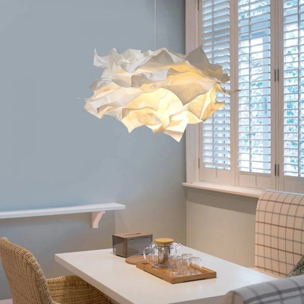 Molnformad pendellampa i nordisk design för sovrum vardagsrum hotellmiljö
