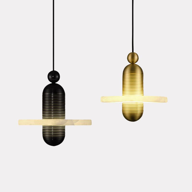 Modern alabaster taklampa i järn och marmorimitation med justerbar höjd