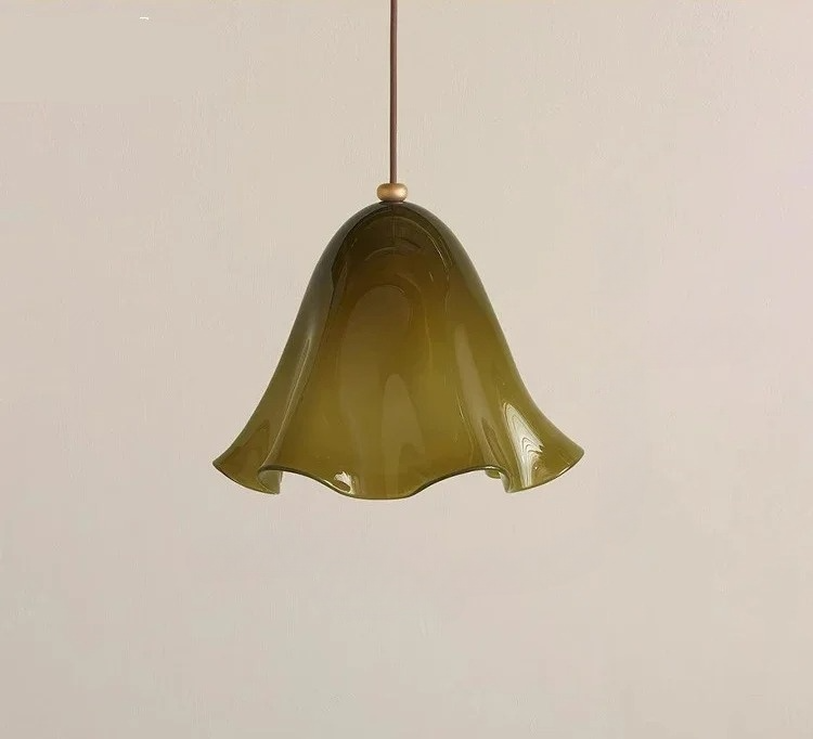 Blomformad pendellampa – fransk retrodesign i modern tolkning