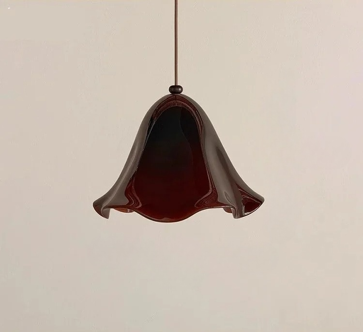 Blomformad pendellampa – fransk retrodesign i modern tolkning