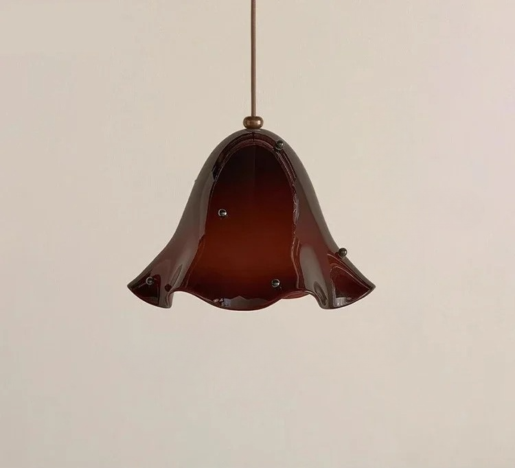 Blomformad pendellampa – fransk retrodesign i modern tolkning