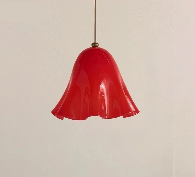 Blomformad pendellampa – fransk retrodesign i modern tolkning