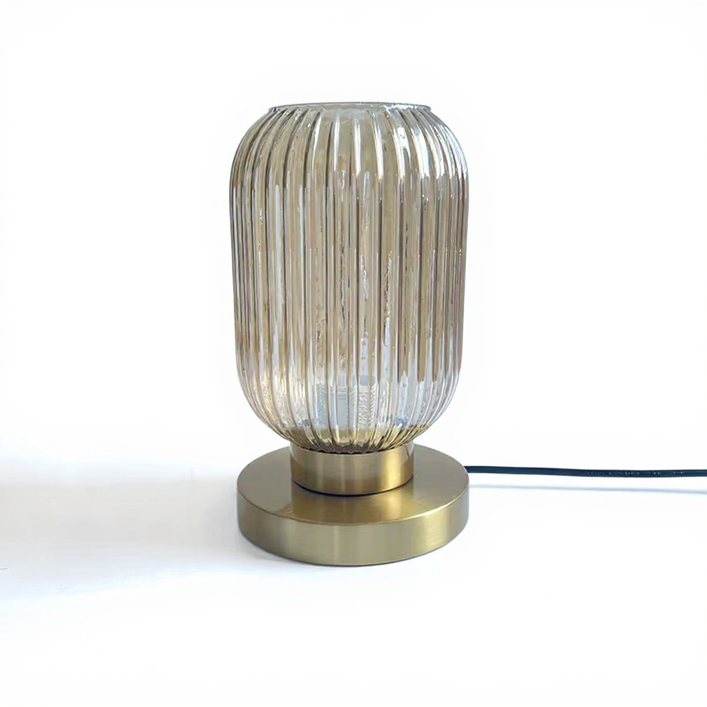 Bordslampa med ribbad glasskärm och guldfot – elegant accentbelysning för hem och hotell