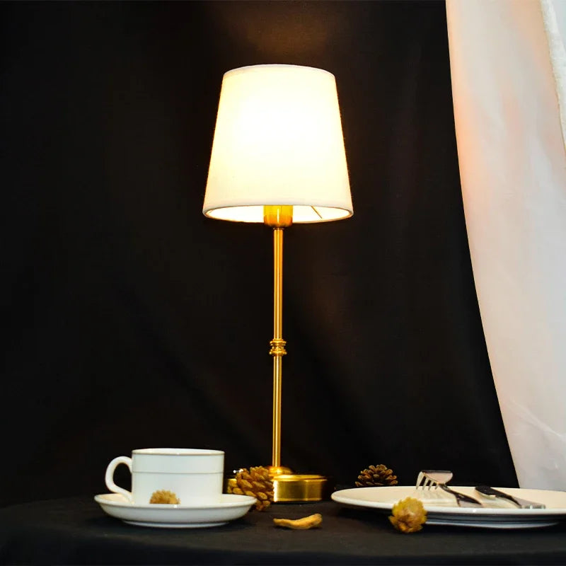 Trådlös bordslampa i guld mässing med tygskärm uppladdningsbar LED