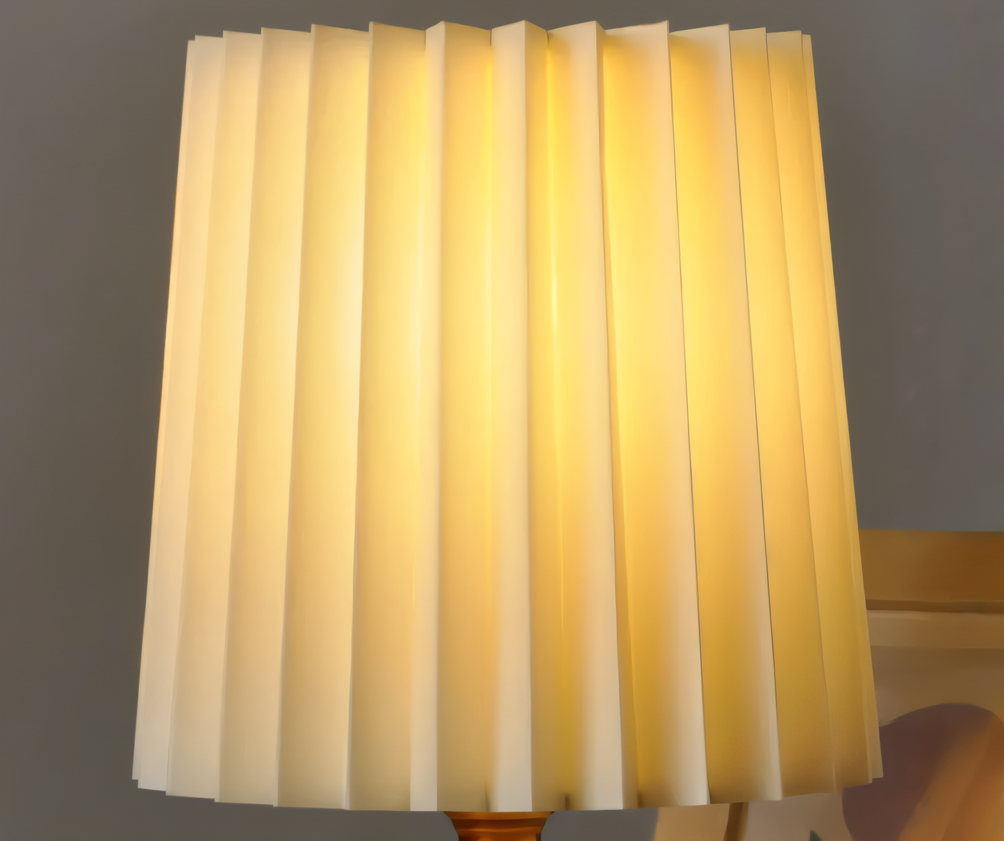 Bordslampa i trä med veckad tygskärm och varmt LED-ljus