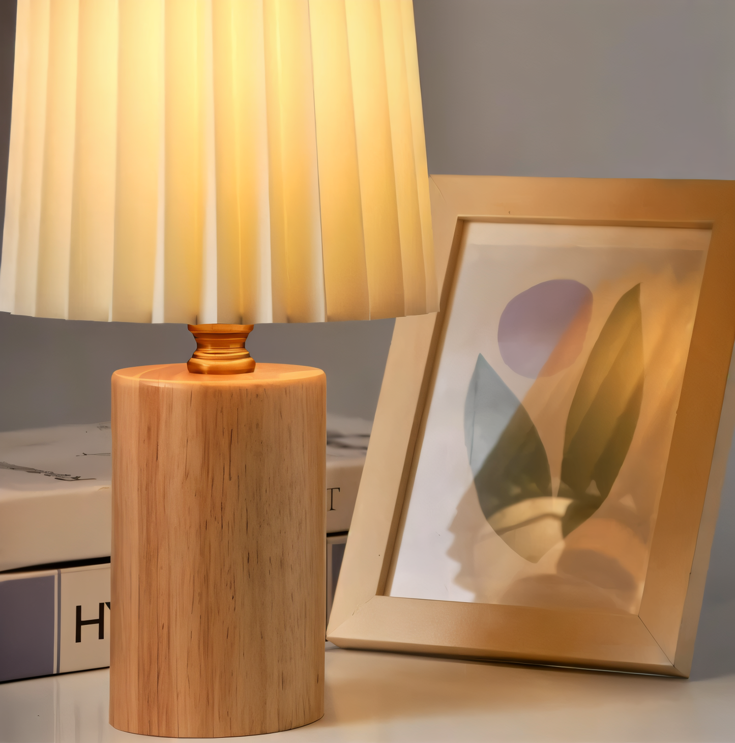 Bordslampa i trä med veckad tygskärm och varmt LED-ljus