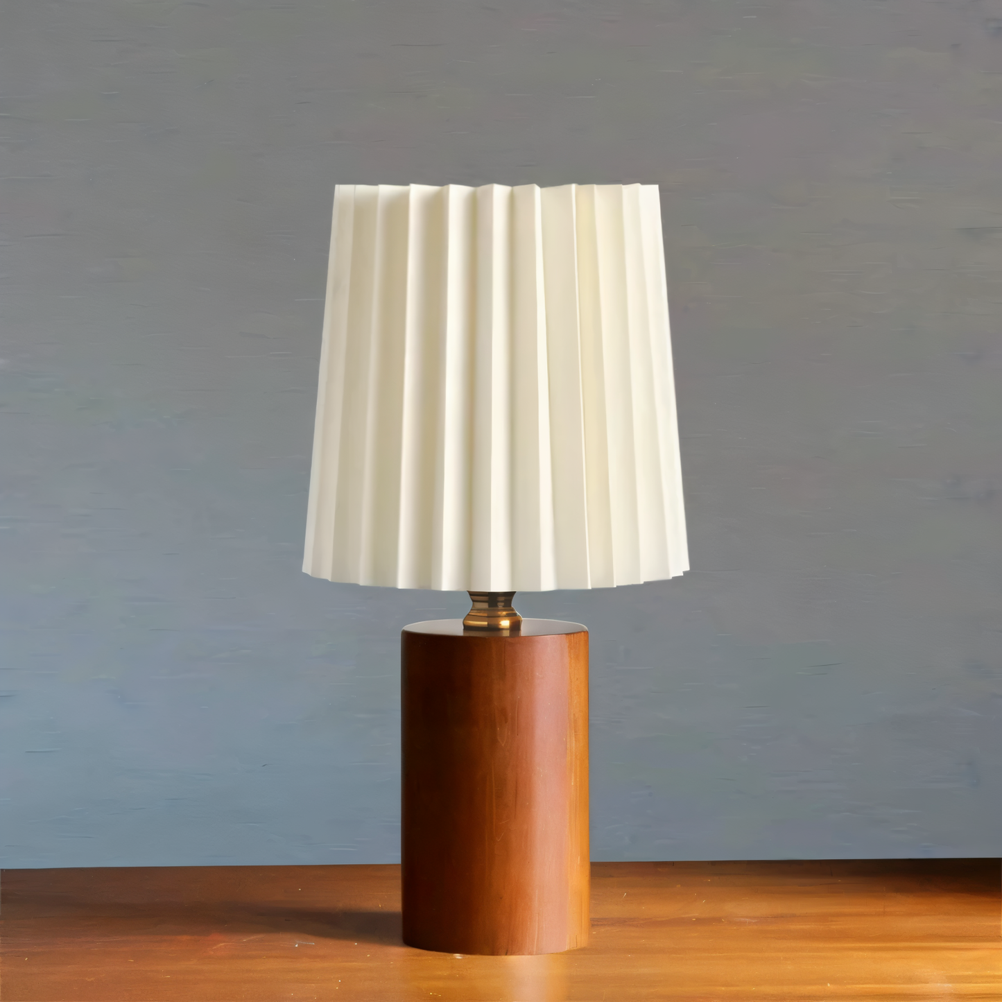 Bordslampa i trä med veckad tygskärm och varmt LED-ljus