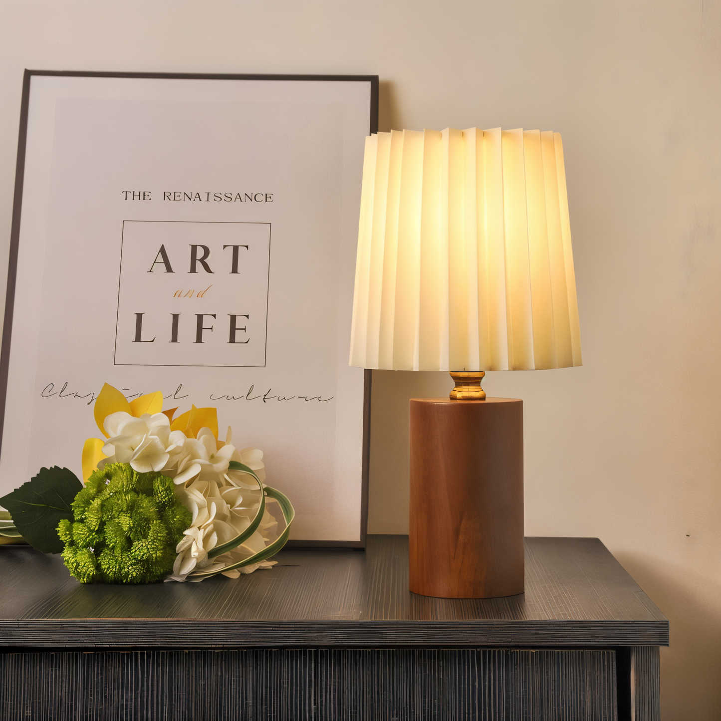 Bordslampa i trä med veckad tygskärm och varmt LED-ljus