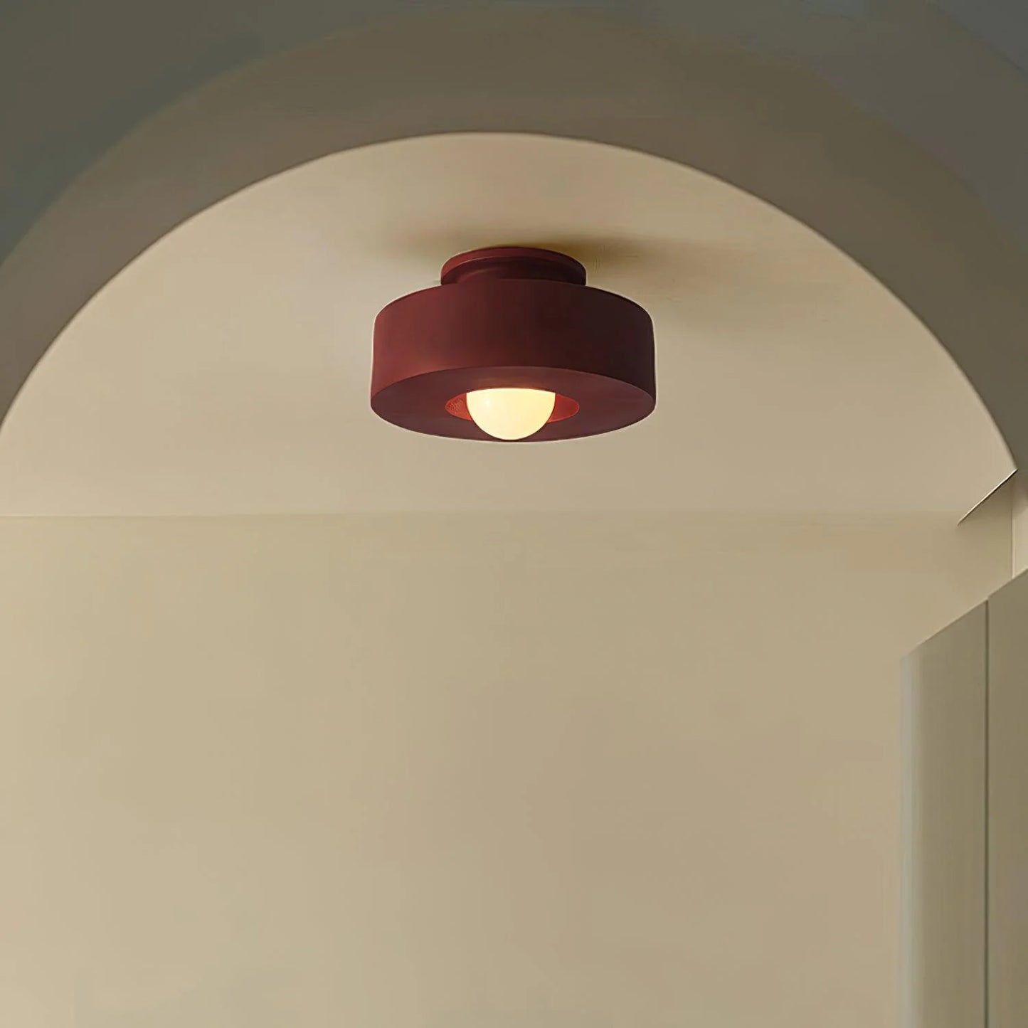 Modern taklampa i minimalistisk design med LED och metallfinish