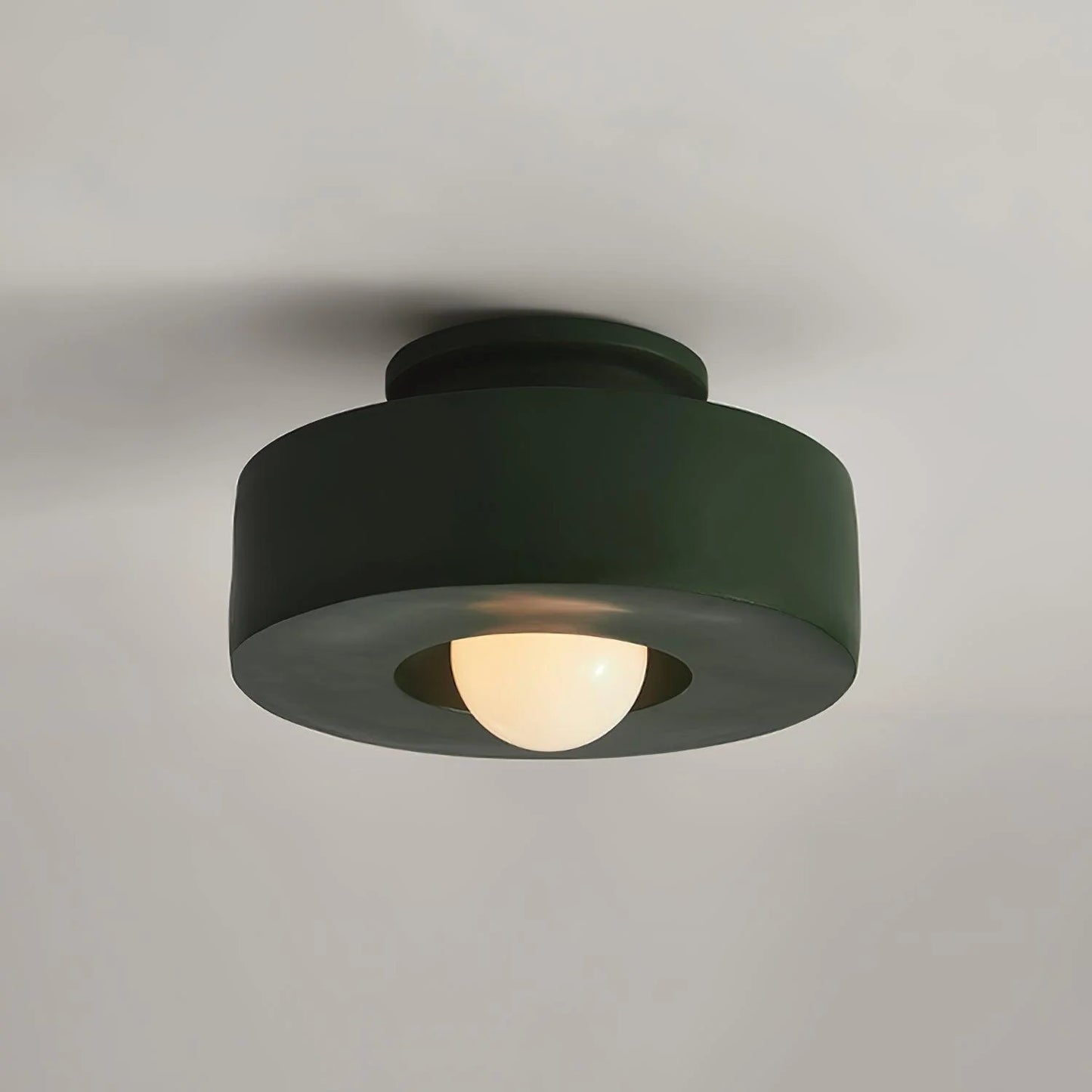 Modern taklampa i minimalistisk design med LED och metallfinish