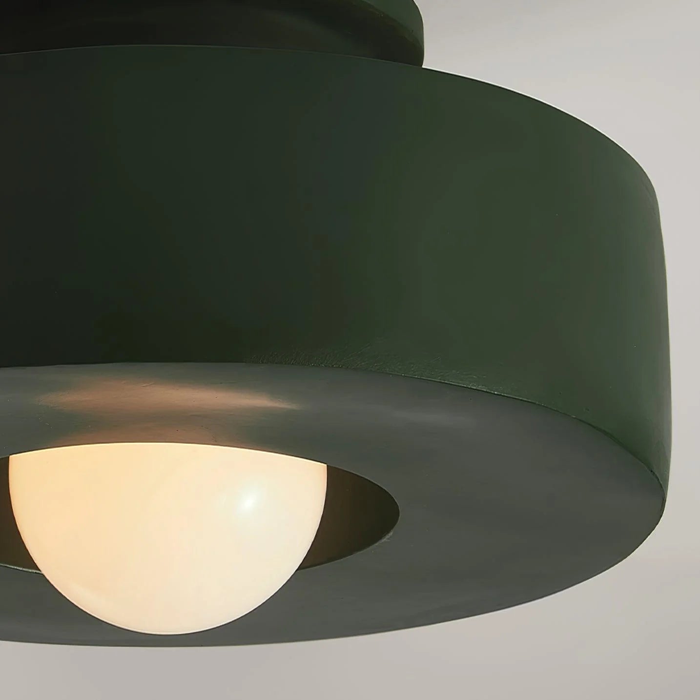 Modern taklampa i minimalistisk design med LED och metallfinish