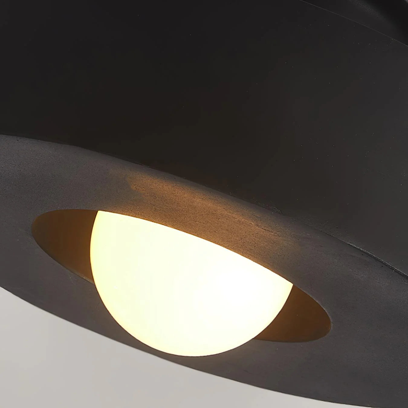 Modern taklampa i minimalistisk design med LED och metallfinish