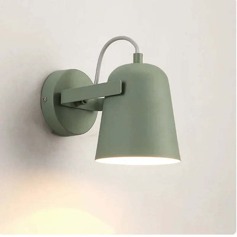 Vägglampa i metall med nordisk minimalistisk design och varm LED-belysning