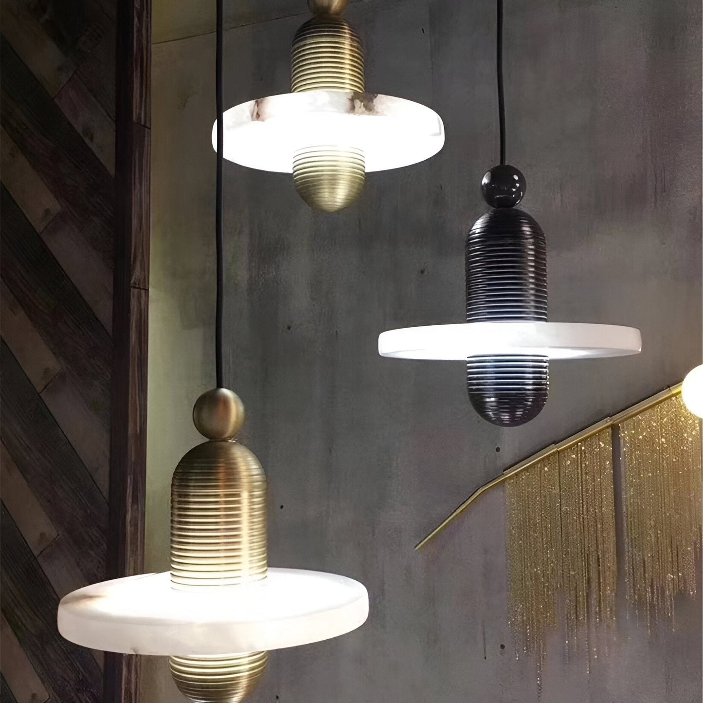 Modern alabaster taklampa i järn och marmorimitation med justerbar höjd