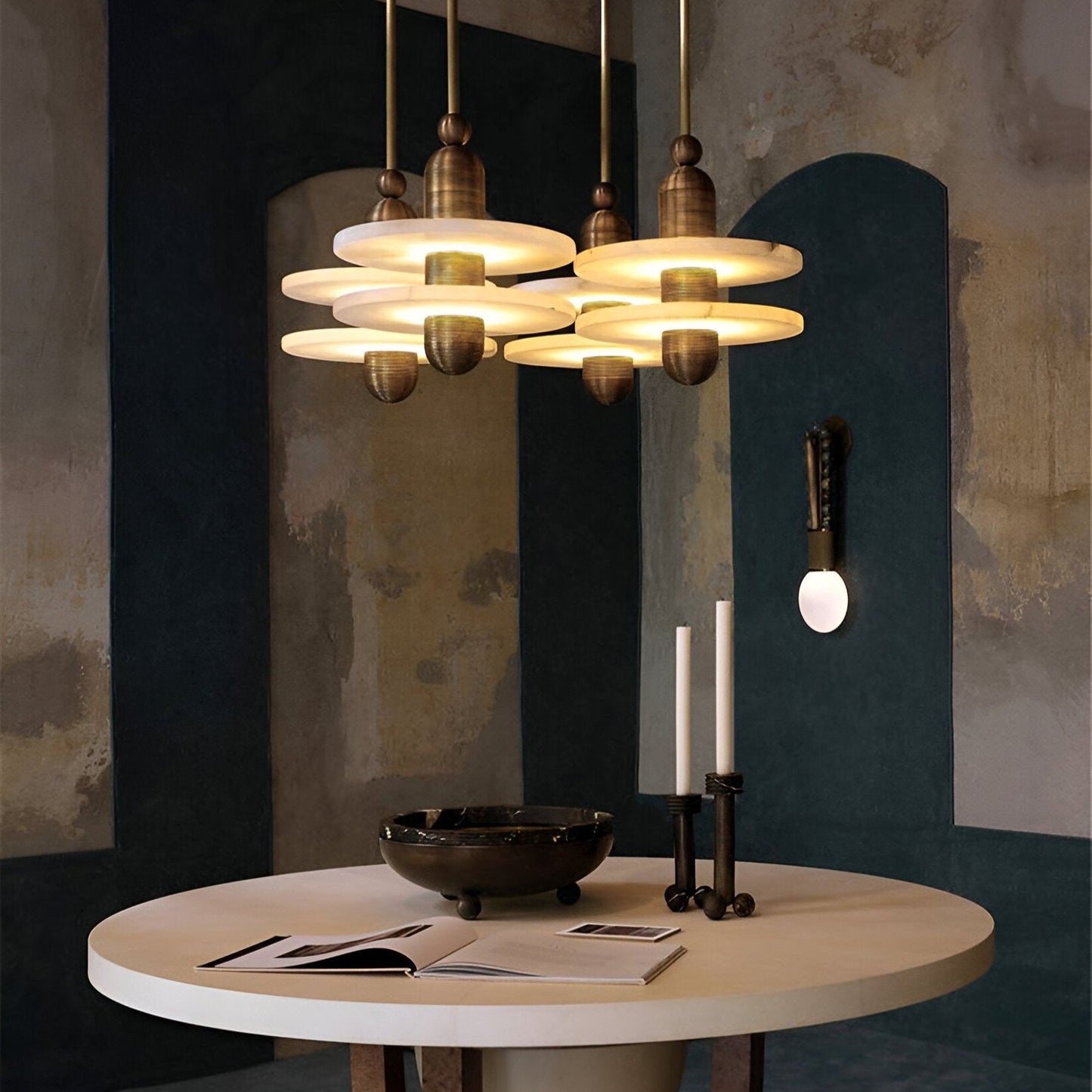 Modern alabaster taklampa i järn och marmorimitation med justerbar höjd