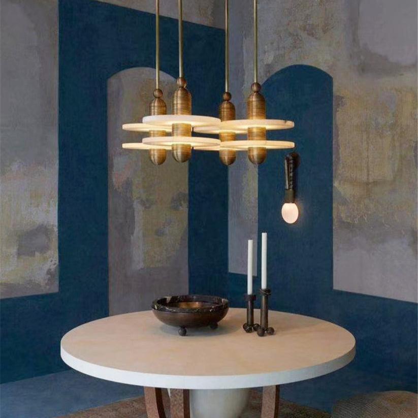 Modern alabaster taklampa i järn och marmorimitation med justerbar höjd