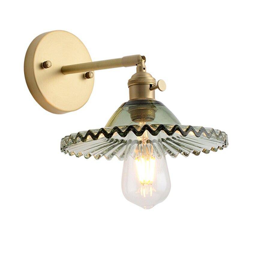 Modern vägglampa i metall med vågformad glasskärm