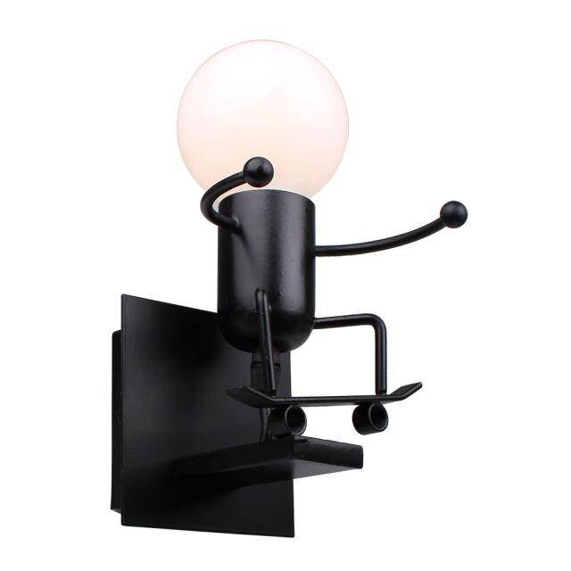 Vägglampa i metall med robotdesign och E27-kompatibilitet för barnrum