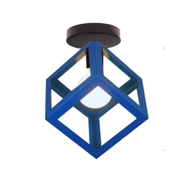 Taklampa i metall med geometrisk industriell design