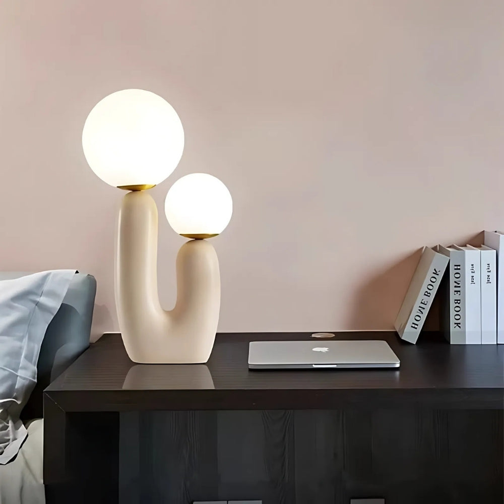 Konstnärlig bordslampa med resinbas och frostat glas – modern skulptur för sovrum och vardagsrum