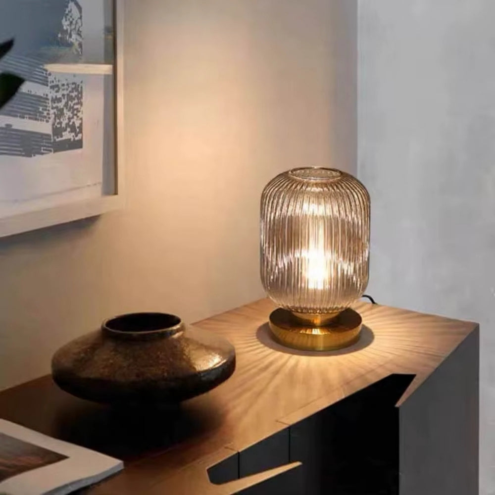 Bordslampa med ribbad glasskärm och guldfot – elegant accentbelysning för hem och hotell