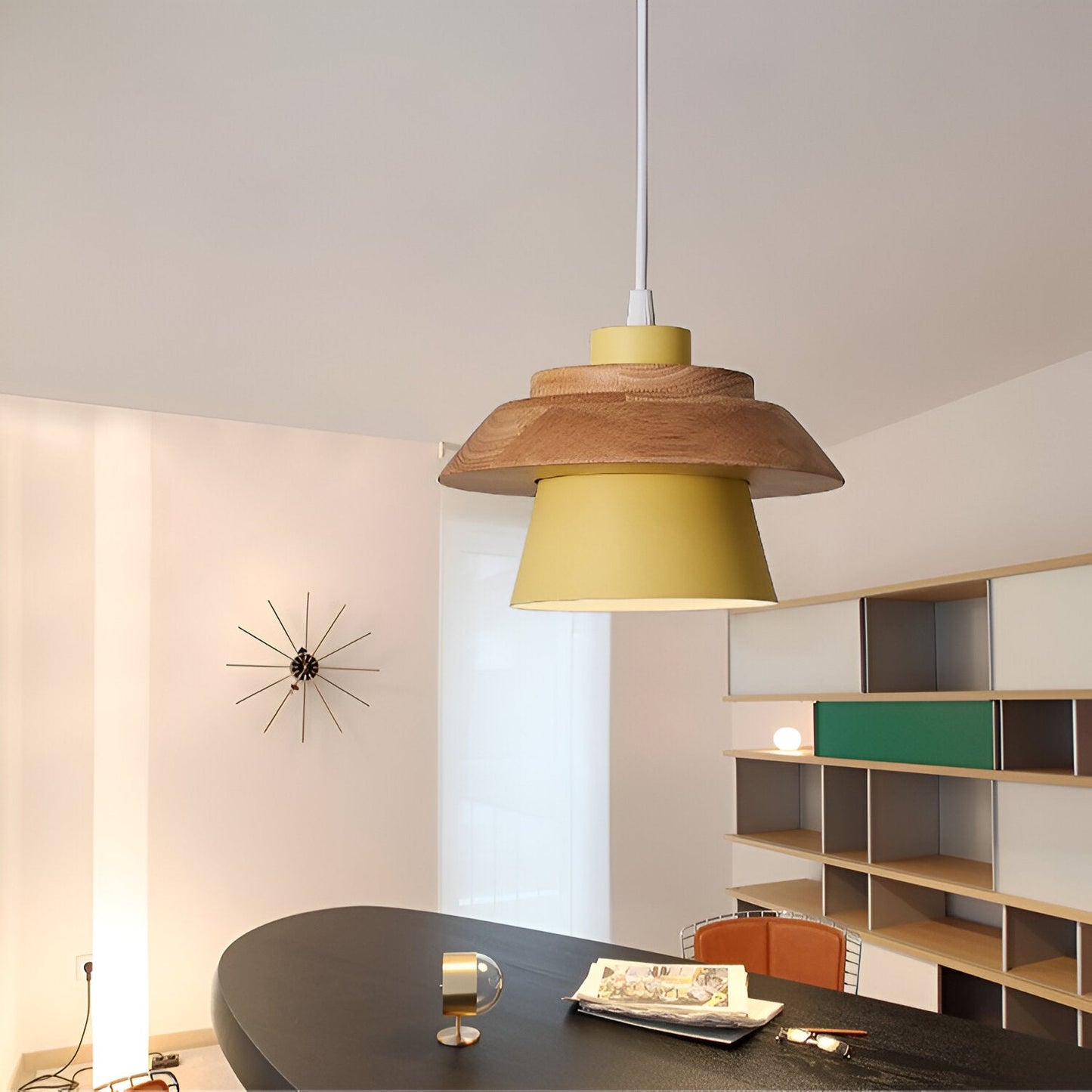 Nordisk taklampa i metall och trä med justerbar höjd för kök matsal vardagsrum