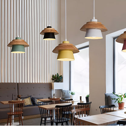 Nordisk taklampa i metall och trä med justerbar höjd för kök matsal vardagsrum