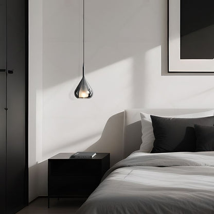 Modern glaspendel i vattendroppsdesign med LED och justerbar höjd