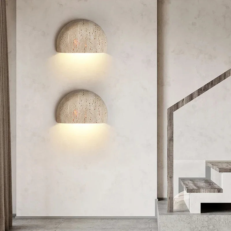 Halostone | Designad halvcirkelformad stenvägglampa – stämningsfull inredningsbelysning