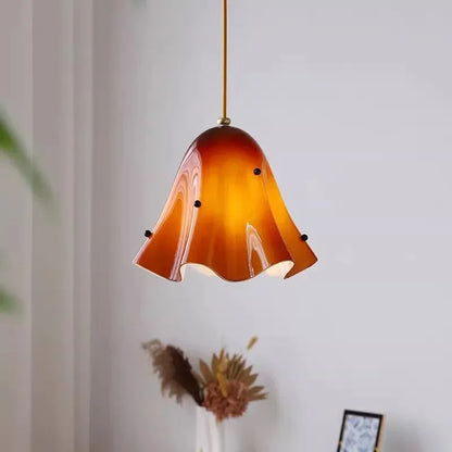 Blomformad pendellampa – fransk retrodesign i modern tolkning