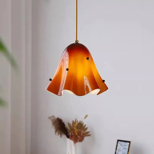 Blomformad pendellampa – fransk retrodesign i modern tolkning