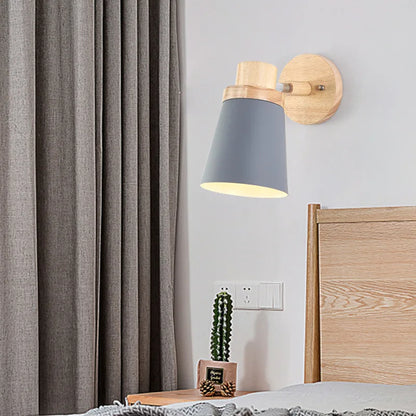 Nordisk vägglampa i trä och metall med E27 för sovrum vardagsrum sängbelysning