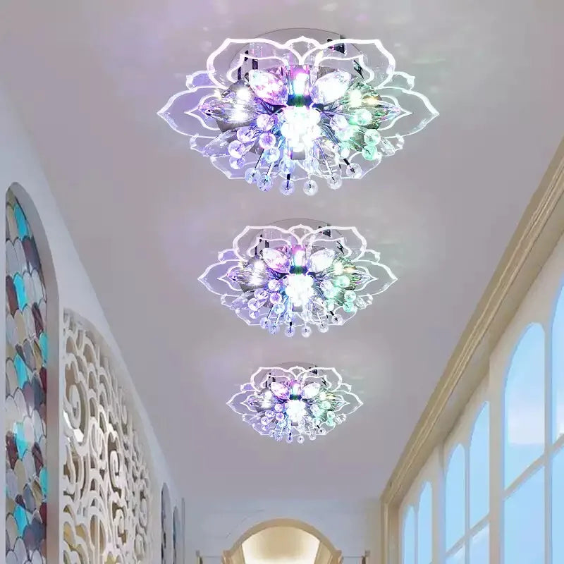 Modern taklampa med kristalldetaljer i blomdesign