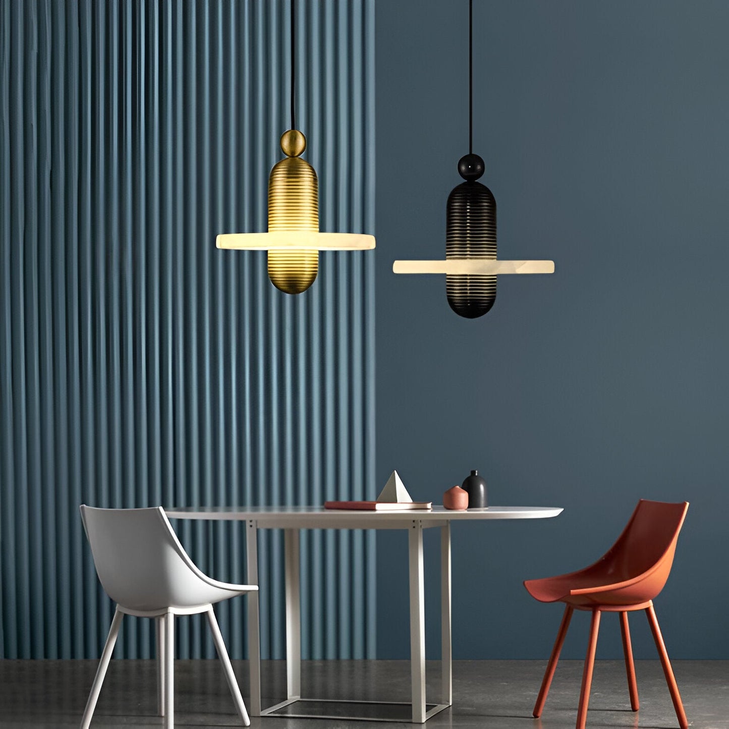 Modern alabaster taklampa i järn och marmorimitation med justerbar höjd