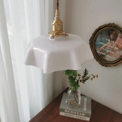 Retro pendellampa i glas och mässing med klassisk design för kök och matsal