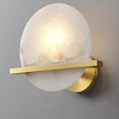 Modern vägglampa i marmor med alabasterkupa och mässingsdetaljer