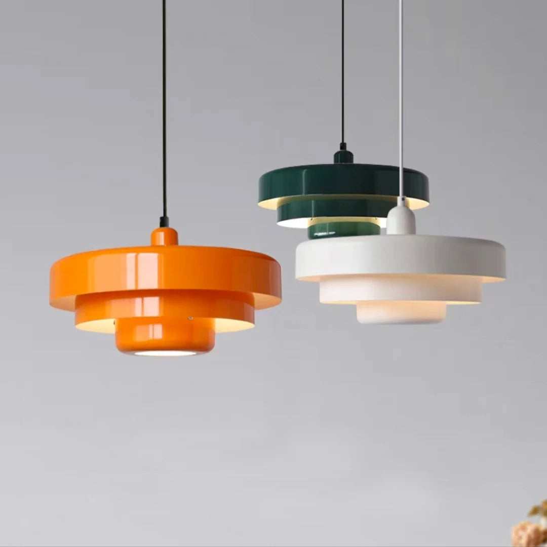 Dansk pendellampa i retrostil – färgstark taklampa i aluminium för kök och matsal
