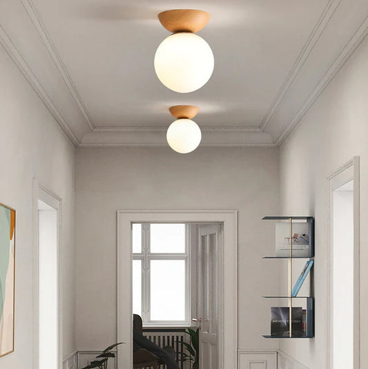 Nordisk LED taklampa i glas med rund opal kupa och träsockel för hall och vardagsrum
