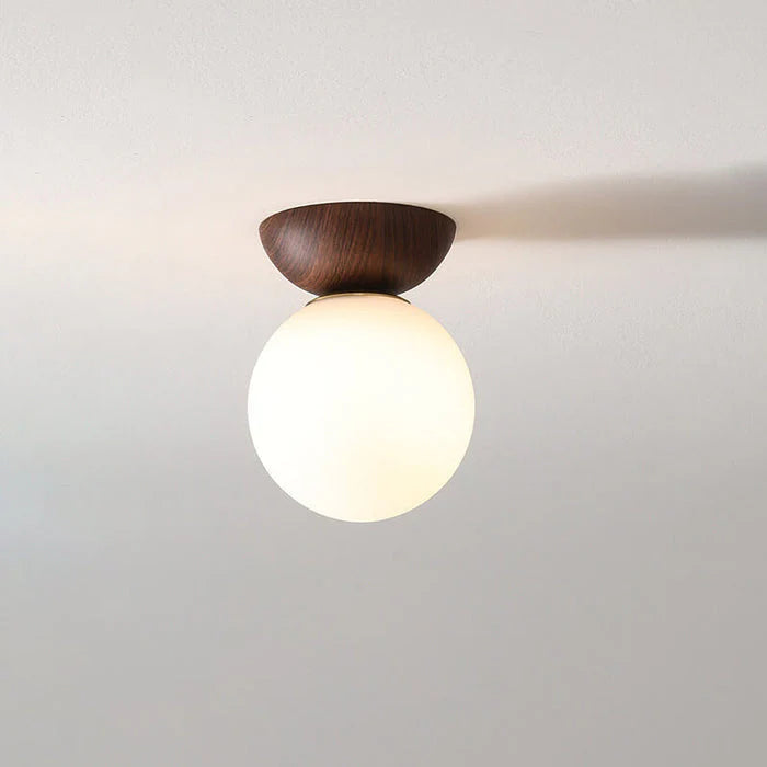 Nordisk LED taklampa i glas med rund opal kupa och träsockel för hall och vardagsrum