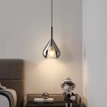 Modern glaspendel i vattendroppsdesign med LED och justerbar höjd
