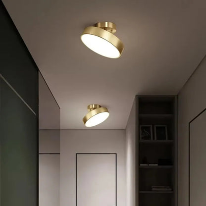 Minimalistisk LED taklampa i guld med justerbart lamphuvud för hall, korridor och små utrymmen