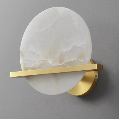 Modern vägglampa i marmor med alabasterkupa och mässingsdetaljer