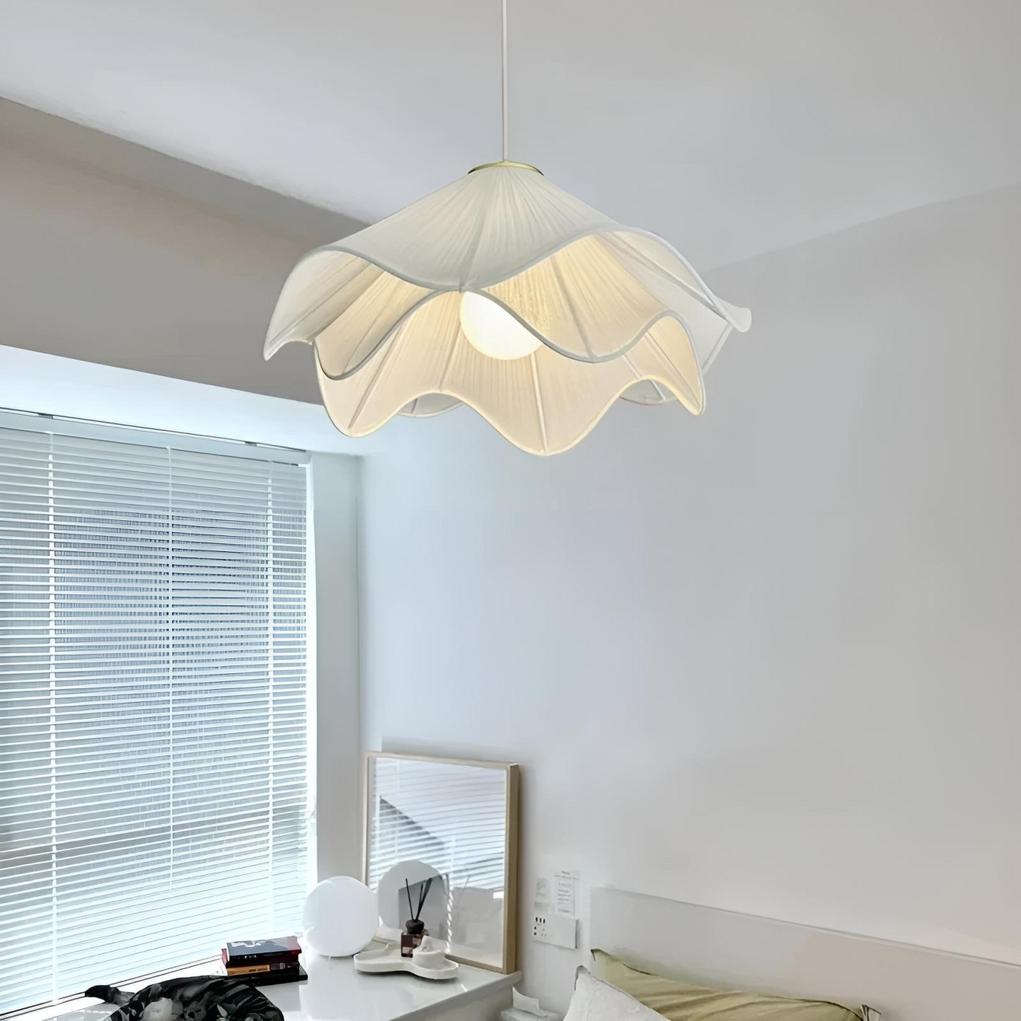 Nordisk tygpendellampa i cream stil med vågformad design för vardagsrum sovrum