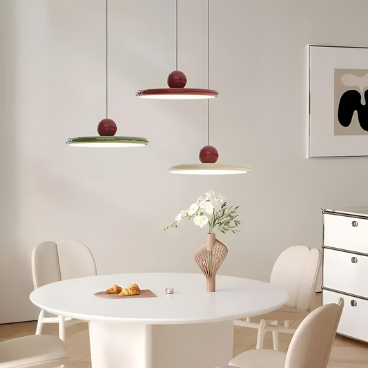 Modern LED-pendellampa med unik design inspirerad av flygande tefat