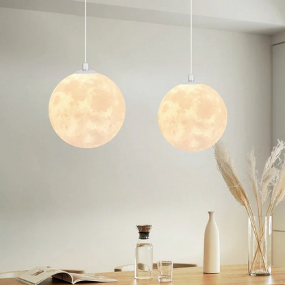 Måninspirerad pendellampa i glas med justerbar höjd och varm LED-belysning