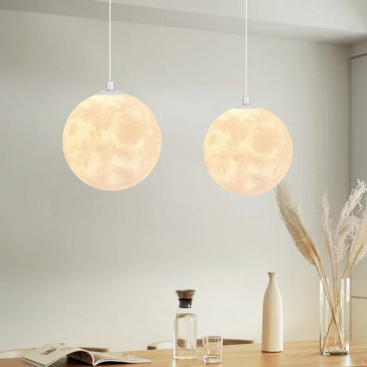 Måninspirerad pendellampa i glas med justerbar höjd och varm LED-belysning