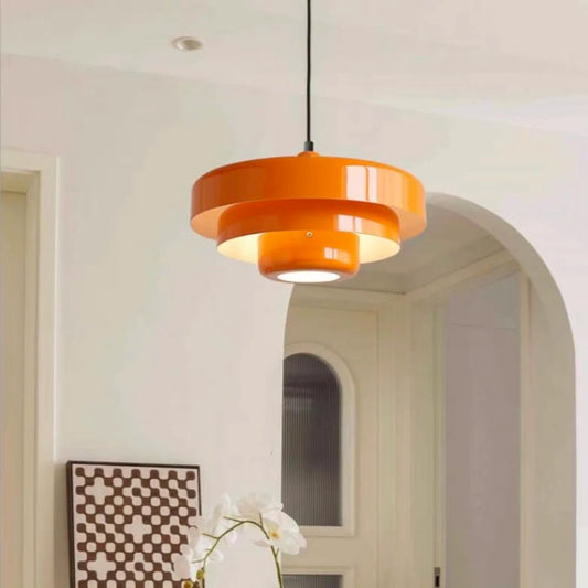 Dansk pendellampa i retrostil – färgstark taklampa i aluminium för kök och matsal